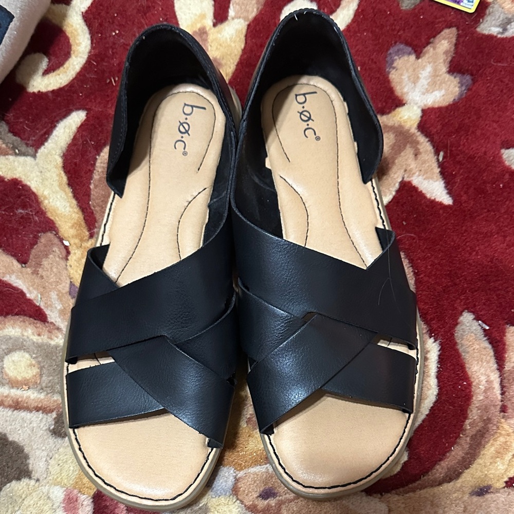b.o.c. Women's Black and Tan Sandals